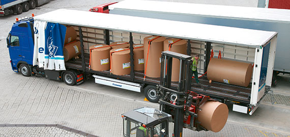 Wyposażenie do zabezpieczania ładunku przy transporcie zwojów papieru